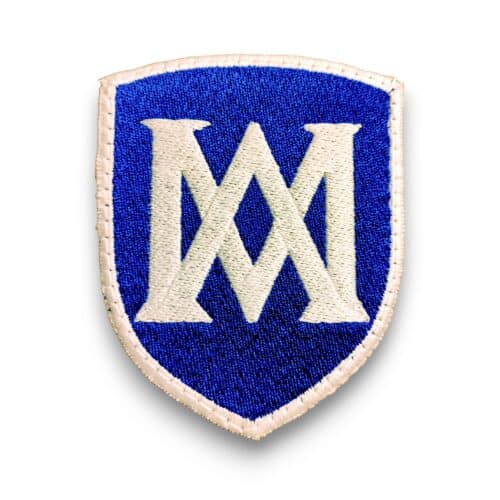 Poche brodée avec écusson Amalric, logo en forme de M sur fond bleu marine.