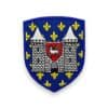 Ecusson Carcassonne brodé Bouclier héraldique avec château et lion, brodé sur fond bleu avec fleurs de lys jaunes.