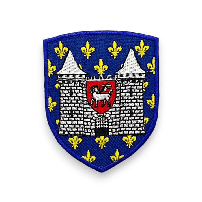 Ecusson Carcassonne brodé Bouclier héraldique avec château et lion, brodé sur fond bleu avec fleurs de lys jaunes.