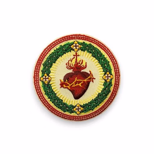 Amalric Ecusson brodé avec cœur et flammes, symbole de tradition et d'élégance.