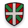 Pasys basque 2-Photoroom Blason brodé avec croix blanche et motifs rouges et verts, symbole héraldique.