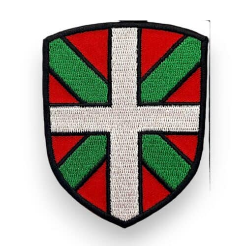Blason brodé avec croix blanche et motifs rouges et verts, symbole héraldique.